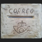 buzón de correos en piedra